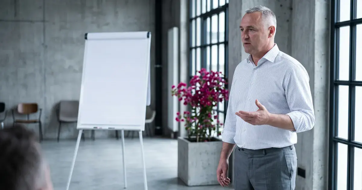 Führungstrainer Daniel Dunkhase im Gespräch mit Führungskraft -  wirksames Führungstraining im KI-Zeitalter