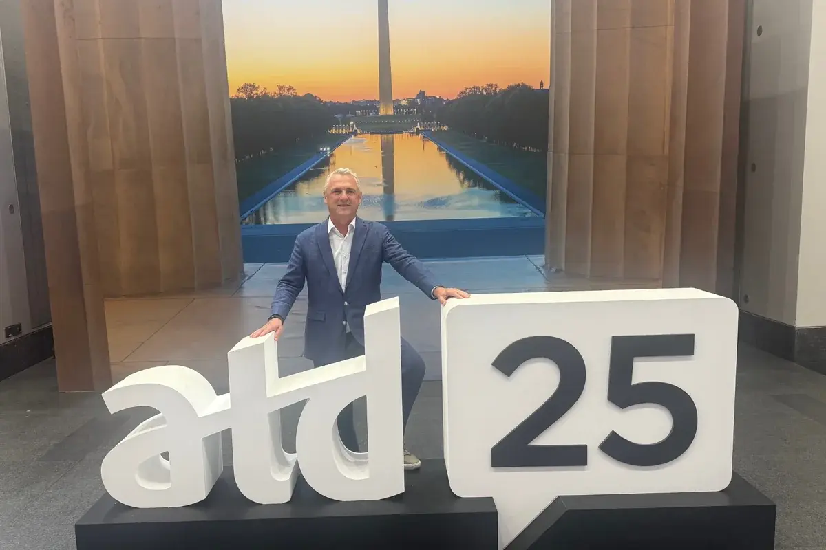 Daniel Dunkhase, Delegation Leader der DACH-Delegation, neben der atd 25 Skulptur auf der ATD International Conference 2025 in Washington D.C.